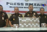 Kepala Kejaksaan Negeri Sampang (Maskur) tengah menunjukkan uang hasil korupsi bibit tebu.