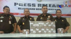 Kepala Kejaksaan Negeri Sampang (Maskur) tengah menunjukkan uang hasil korupsi bibit tebu.