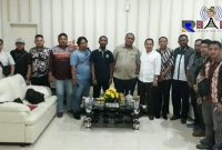 Kepala Dinas Perkim Kabupaten Gorontalo (Rahmat Doni Lahatie, SE.MH) saat foto bersama Tim Bank Dunia  dan Kementerian PUPR.