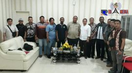 Kepala Dinas Perkim Kabupaten Gorontalo (Rahmat Doni Lahatie, SE.MH) saat foto bersama Tim Bank Dunia  dan Kementerian PUPR.