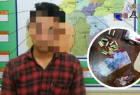Remaja berinisial (AA) beserta barang buktinya saat diamankan di Mapolres Blitar.