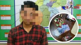 Remaja berinisial (AA) beserta barang buktinya saat diamankan di Mapolres Blitar.
