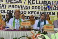 Ketua Tim Penilai, Slamet Bakri (kemeja putih) didampingi Sekda Hadijah U Tayeb (jilbab abu-abu) dan Ketua Komisi 2 DPRD Kab. Gorontalo Adnan Entengo.  (Foto: Irfan - Humas)