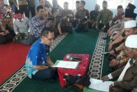 Suasana saat berlangsungnya pengucapan dua kalimat syahadat oleh Kepala BPBD Sampang (Anang Joenaidi).