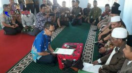 Suasana saat berlangsungnya pengucapan dua kalimat syahadat oleh Kepala BPBD Sampang (Anang Joenaidi).