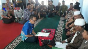 Subhanallah, Karena Lantunan Ayat Suci Al-Qur’an Kepala BPBD Sampang Masuk Islam