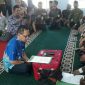 Suasana saat berlangsungnya pengucapan dua kalimat syahadat oleh Kepala BPBD Sampang (Anang Joenaidi).