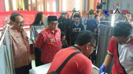 Plt Walikota Blitar (Santoso) menyaksikan langsung proses pengkhitanan.