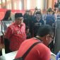 Plt Walikota Blitar (Santoso) menyaksikan langsung proses pengkhitanan.