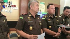 Kepala Kejaksaan Tinggi Gorontalo - Dr. Firdaus Dewilmar, SH. M.Hum Bersama Tim Kerjanya Saat Konfrensi Pers.