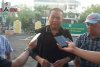 Dr. Rustam HS Akili, SE. SH. MH saat di wawancarai awak media.