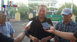 Dr. Rustam HS Akili, SE. SH. MH saat di wawancarai awak media.