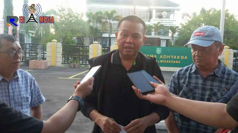 Dr. Rustam HS Akili, SE. SH. MH saat di wawancarai awak media.
