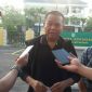 Dr. Rustam HS Akili, SE. SH. MH saat di wawancarai awak media.