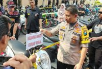 Kapolres Lumajang (AKBP M. Arsal Sahban) saat mengecek puluhan motor hasil razia motor bodong.
