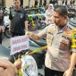 Kapolres Lumajang (AKBP M. Arsal Sahban) saat mengecek puluhan motor hasil razia motor bodong.