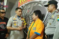 Kapolres Lumajang (AKBP M. Arsal Sahban) saat mengintrogasi langsung pelaku penipuan (Dwi Retno) di markas Tim Cobra.
