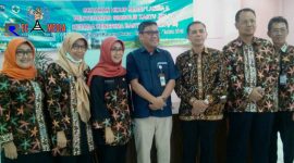 Walikota Cimahi (Ajay M. Priyatna) pose bersama usai pembagian JKN-KIS secara simbolis.