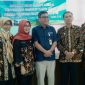 Walikota Cimahi (Ajay M. Priyatna) pose bersama usai pembagian JKN-KIS secara simbolis.