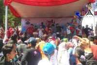Antusias masyarakat Cimahi saat mengikuti acara jalan sehat dan menunggu hasil doorprize.