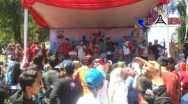 Antusias masyarakat Cimahi saat mengikuti acara jalan sehat dan menunggu hasil doorprize.