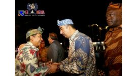 Para delegasi disambut dengan pemasangan iket Sunda oleh panitia dan para duta wisata.
