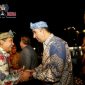 Para delegasi disambut dengan pemasangan iket Sunda oleh panitia dan para duta wisata.