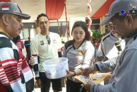 Panitia pelaksana kegiatan jalan sehat dan funbike hendak membacakan nomor undian disaksikan Kapolda Gorontalo.