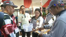 Panitia pelaksana kegiatan jalan sehat dan funbike hendak membacakan nomor undian disaksikan Kapolda Gorontalo.