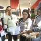 Panitia pelaksana kegiatan jalan sehat dan funbike hendak membacakan nomor undian disaksikan Kapolda Gorontalo.