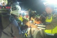 Kasat Lantas Blitar Kota (AKP. Bayu Halim) tengah memberikan bunga dan cokelat kepada pengendara.