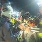 Kasat Lantas Blitar Kota (AKP. Bayu Halim) tengah memberikan bunga dan cokelat kepada pengendara.