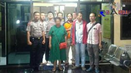 Dwi Retno, (baju hijau) pelaku dugaan penipuan saat diamankan di Mapolsek Pasirian, Lumajang.