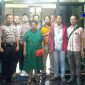 Dwi Retno, (baju hijau) pelaku dugaan penipuan saat diamankan di Mapolsek Pasirian, Lumajang.