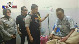 Kapolres Lumajang (AKBP M. Arsal Sahban) didampingi Katim Cobra (AKP Hasran) saat mengecek kondisi tersangka (Abdullah) sindikat pencurian truk.
