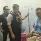 Kapolres Lumajang (AKBP M. Arsal Sahban) didampingi Katim Cobra (AKP Hasran) saat mengecek kondisi tersangka (Abdullah) sindikat pencurian truk.