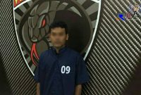 Pelaku begal bersenjata clurit (AH) diamankan di markas Tim Cobra Polres Lumajang.
