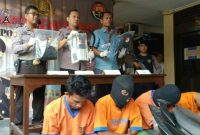Waka Polres Bangkalan Kompol Hendy Kurniawan ditemani Kasatreskrim dan Kasubag Humas Polres Bangkalan saat menunjukkan barang bukti kejahatan