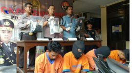 Waka Polres Bangkalan Kompol Hendy Kurniawan ditemani Kasatreskrim dan Kasubag Humas Polres Bangkalan saat menunjukkan barang bukti kejahatan