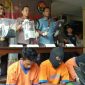 Waka Polres Bangkalan Kompol Hendy Kurniawan ditemani Kasatreskrim dan Kasubag Humas Polres Bangkalan saat menunjukkan barang bukti kejahatan