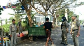 Pedagang kaki lima saat ditertibkan oleh petugas Satpol PP