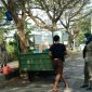 Pedagang kaki lima saat ditertibkan oleh petugas Satpol PP