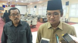 Bupati Bangkalan Ra Latif saat memberikan keterangan kepada awak media di aula DPRD Bangkalan, Senin, (08/07).