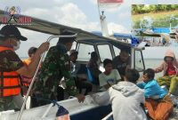 Petugas pada saat melakukan proses pencarian nelayan hilang diperairan arosbaya