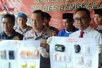 Wakapolres Bangkalan Kompol Hendy Kurniawan saat menunjukkan barang bukti