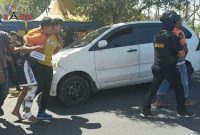 Terlihat tersangka pelaku begal saat di evakuasi petugas usai konferensi pers 