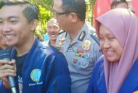 Senyum simpul bahagia terlihat dari Mahasiswa UTM yakni Wanda Hamidah (19 th) asal Lamongan. Dan Holik, (23 th) warga Galis Bangkalan. 