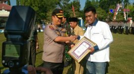 Kapolres Bangkalan AKBP Boby Pa'ludin Tambunan saat memberikan simbolis penghargaan kepada Penggiat keamanan Wilayah UTM Taufik Hidayah.