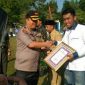 Kapolres Bangkalan AKBP Boby Pa'ludin Tambunan saat memberikan simbolis penghargaan kepada Penggiat keamanan Wilayah UTM Taufik Hidayah.