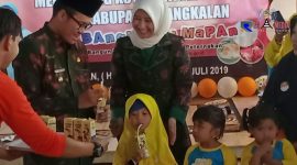 Bupati Bangkalan R. Abdul Latif ditemani istrinya Ny.Zaenab saat memberikan kemasan susu kepada peserta Gemarampai